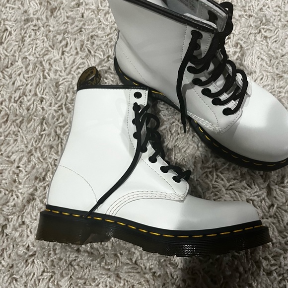 DR. MARTENS 1460 WOMEN'S SMOOTH LEATHER LACE UP BOOTS - Picture 5 of 7